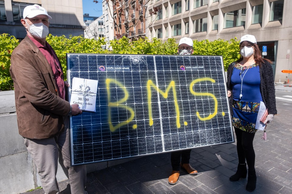 “Belofte Maakt Schuld”, met die boodschap stapte onder meer Essenaar Marc Lemmens naar het Vlaams Parlement om politici te wijzen op hun geknoei met de zonnepanelen.
