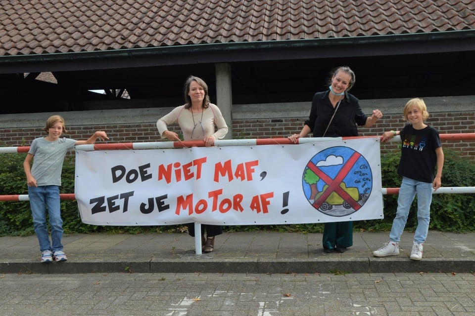 Nestor (11) en Gust (11) met hun slogan, geruggensteund door burgemeester Liesbeth Verstreken (N-VA) en klimaatambtenaar Els Beeckx.