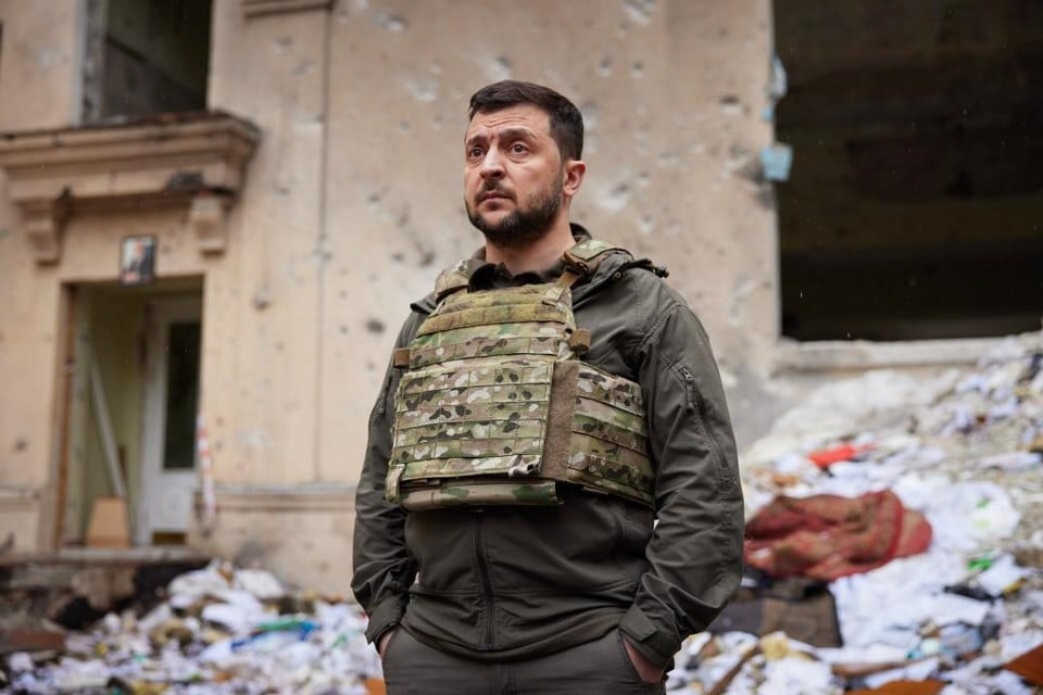 Met zijn kledij toont Volodymyr Zelensky aan dat hij mee aan de frontlijn staat. 