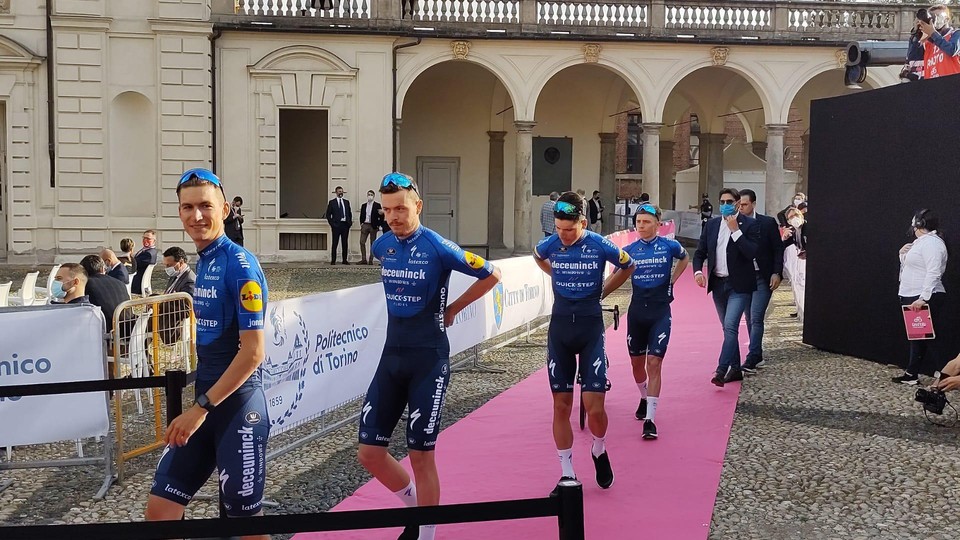 Deceuninck - Quick-Step maakt zijn opwachting. Remco Evenepoel sluit de rij.