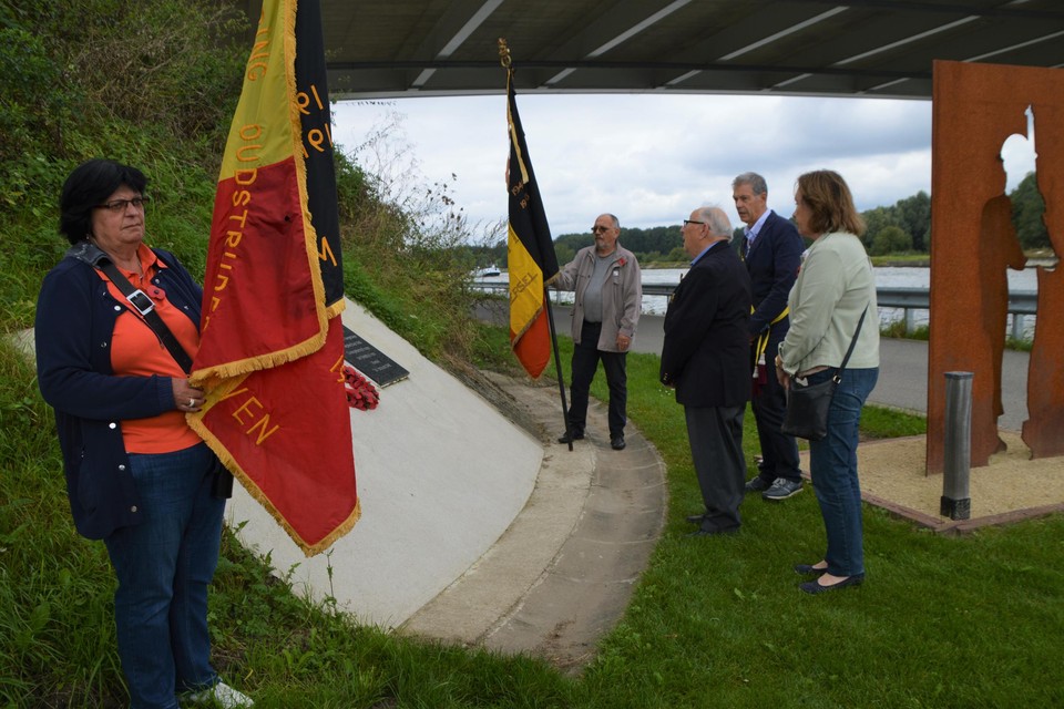 Oorlogsvrijwilliger Willy Bontinck legt een krans neer aan het herdenkingsmonument langs het Albertkanaal in Viersel.