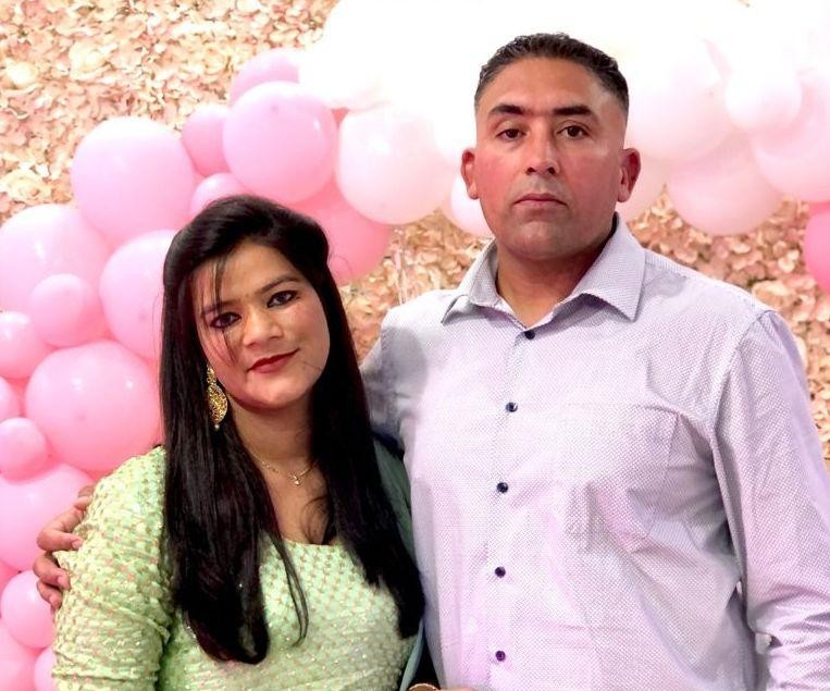 Singh Prabjit en zijn vrouw Kaur Manpreet ontvangen de gasten.