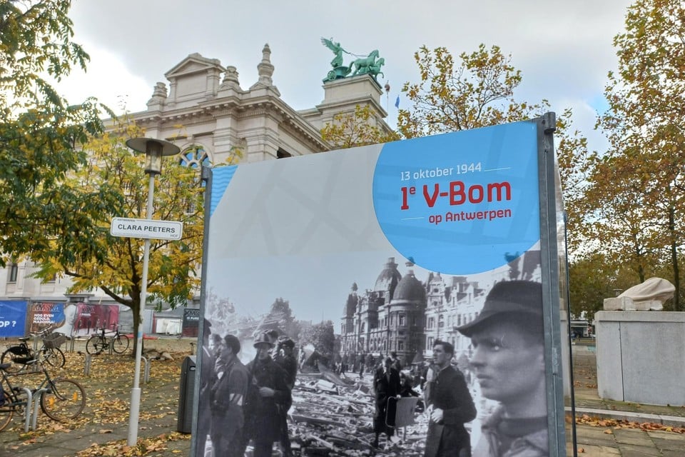 De teruggevonden foto’s zijn uitvergroot te bekijken op de plek waar de eerste V-bom insloeg. Op de foto is de Hippodrooom duidelijk herkenbaar.