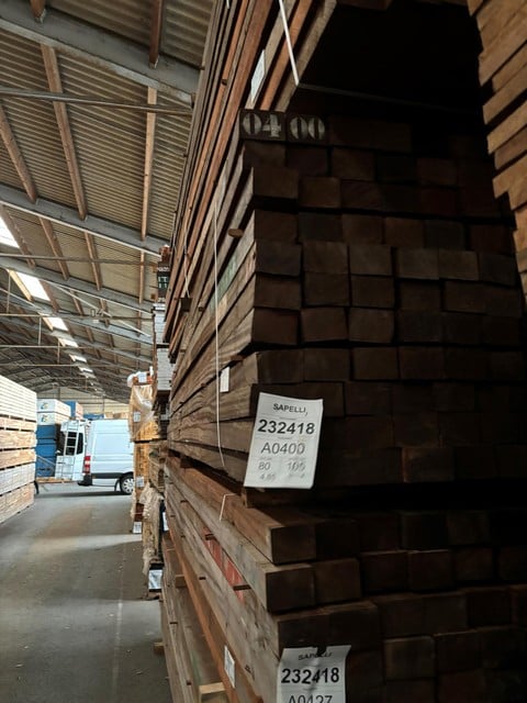 Bij een firma in Lier werd een grote partij sapelli-hout in beslag genomen.