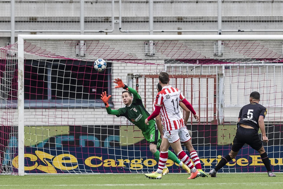 Ondanks enkele prima reddingen moest Bo Geens zich afgelopen weekend vier keer omdraaien tegen Telstar. De doelman ging met TOP Oss 1-4 onderuit.