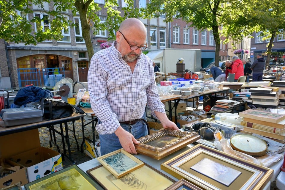 Oude spulletjes keuren op de Vrijdagmarkt: een Antwerpse traditie.