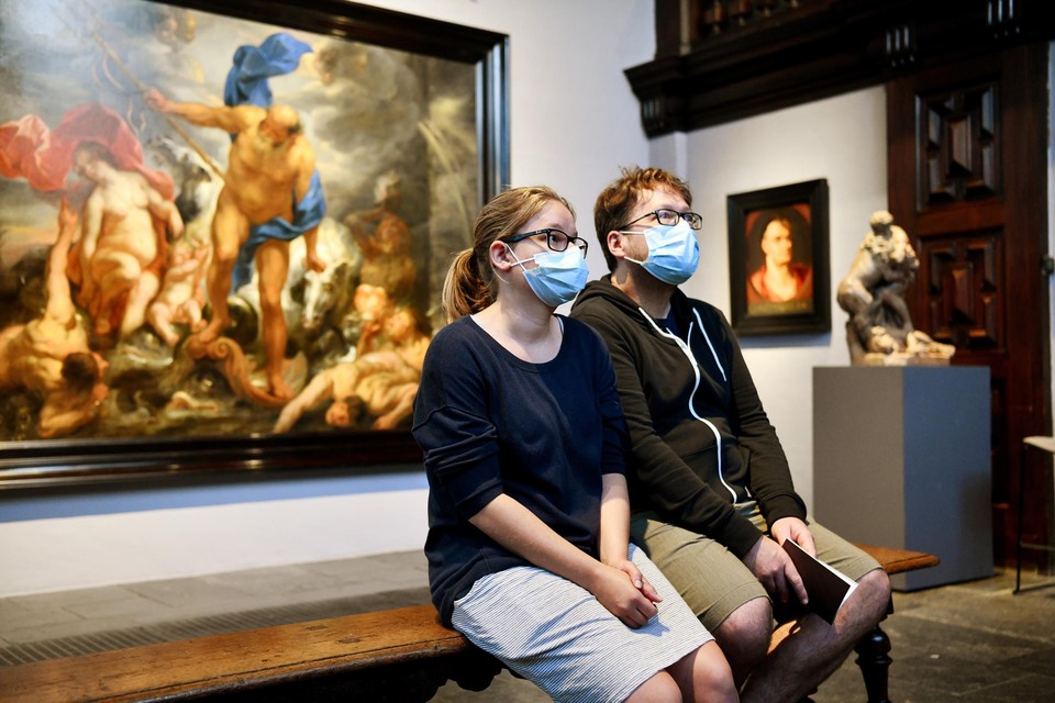 In het Rubenshuis zitten Sofie Debu en Pieter Declerq stilletjes te genieten in het atelier van de grootmeester: “Een mondmasker is een vorm van hoffelijkheid en een kleine moeite.” 