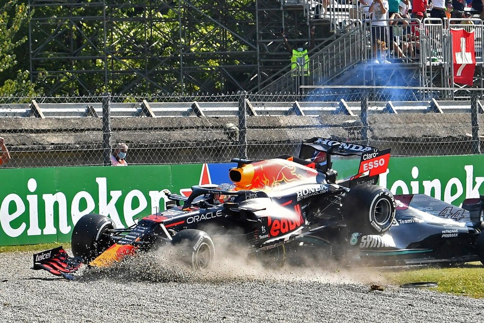 Na een vroege crash in Monza belandde de bolide van Verstappen boven op die van Hamilton. Dankzij de halo zonder erg. 