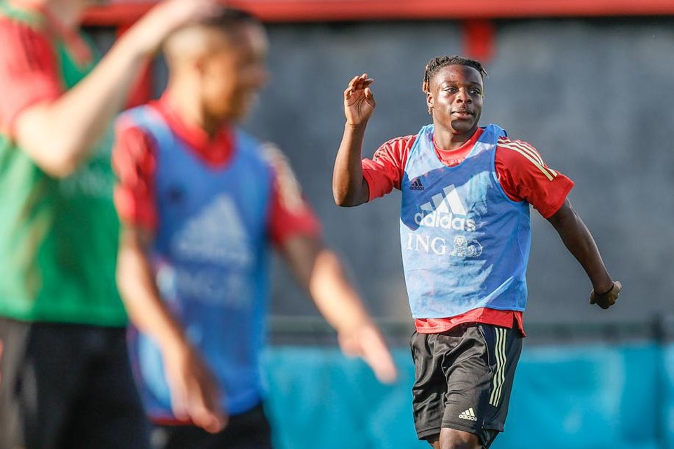 Jérémy Doku werkt zich uit de naad op training.