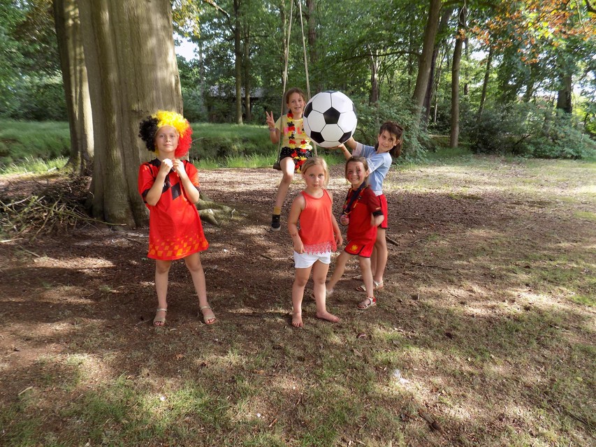 Enkele kinderen uitgedost in de Belgische driekleur zijn helemaal in de stemming.