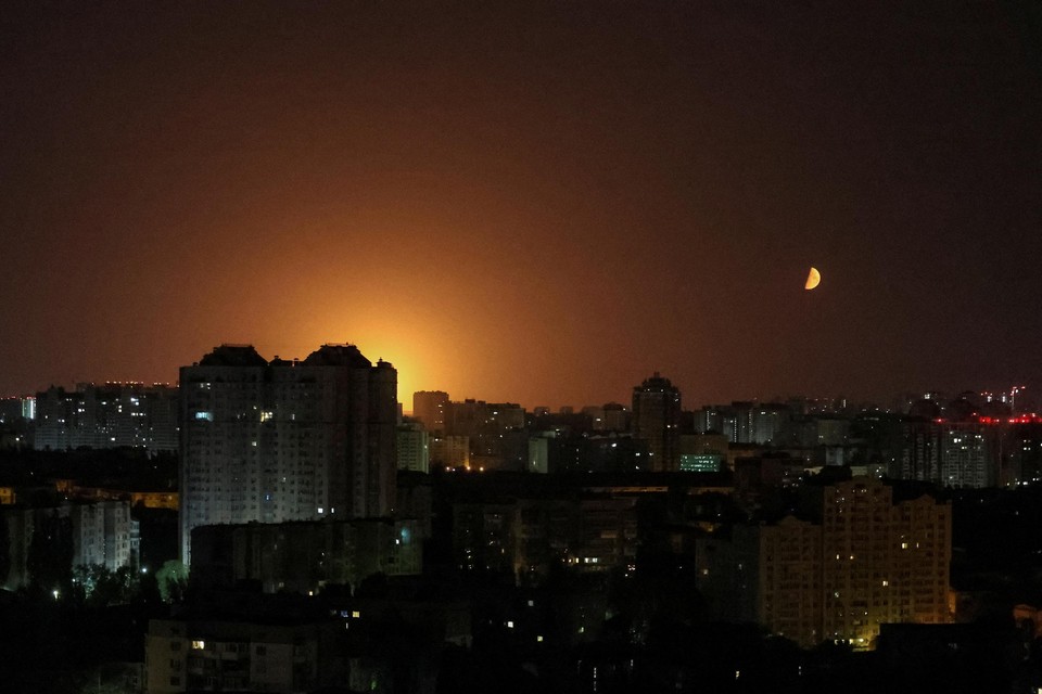 Een explosie licht de lucht boven Kyiv op.