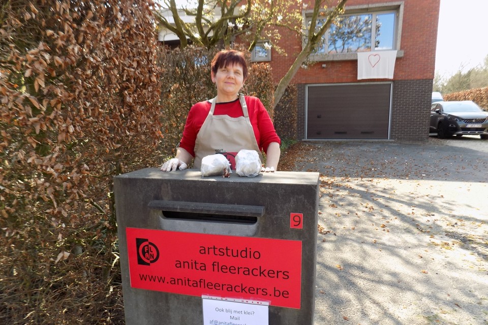 Kunstenares Anita Fleerackers uit Gierle legt klei op haar brievenbus om de mensen aan te sporen om te boetseren. 