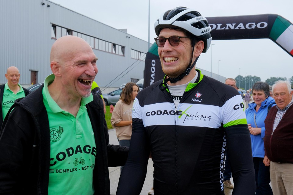 Stig Broeckx werd aan de aankomst onder meer opgewacht door collega Ludo Dierckxsens.