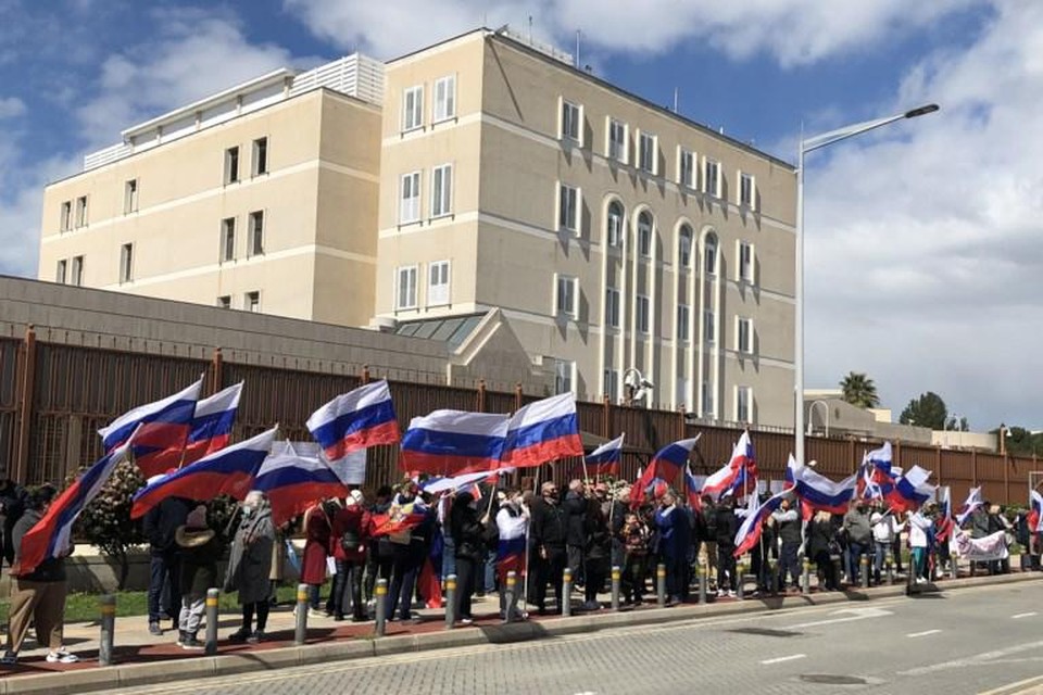 Betogers voor de Russische ambassade in Nicosia steunen met Russische vlaggen de Russische inval in Oekraïne. Ook afgelopen weekend trokken 150 Russen (en Cyprioten) de straat op om hun steun te betuigen aan de Russische president Vladimir Poetin. 