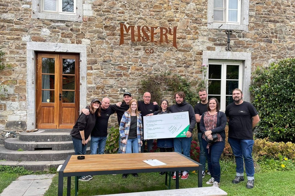 De beheerders van Facebookgroep ‘Vlaamse Bierliefhebbers’ met rechts Sammy Buys uit Lille en oprichter Werner De Haes uit Oostmalle (in het midden met bril) overhandigen een cheque van 867 euro aan de uitbaters van de Waalse brouwerij Misery Beer Co.