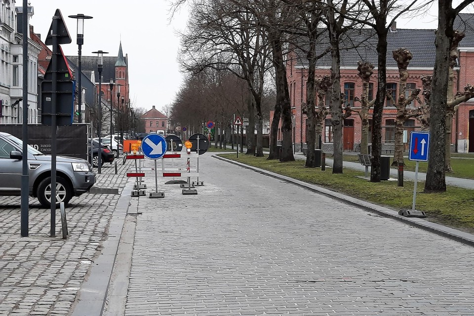 Op en rond de Dries zijn op diverse plaatsen de kasseien losgekomen of verzakt. Nochtans werden die kasseien slechts vier jaar geleden volledig heraangelegd op een betonnen bedding.