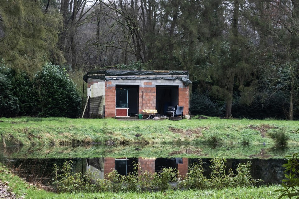 Marc Serroyen kocht twee jaar geleden een chalet van 36 vierkante meter in de Kleine Netevallei in Retie en is het dak aan het vervangen. Ook hij kreeg een aanmaning tot herstel van zijn perceel.