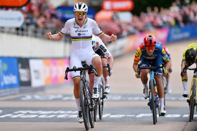 Ongelooflijk: Lotte Kopecky komt vanuit verloren positie terug in sprint en  wint Parijs-Roubaix | Gazet van Antwerpen Mobile