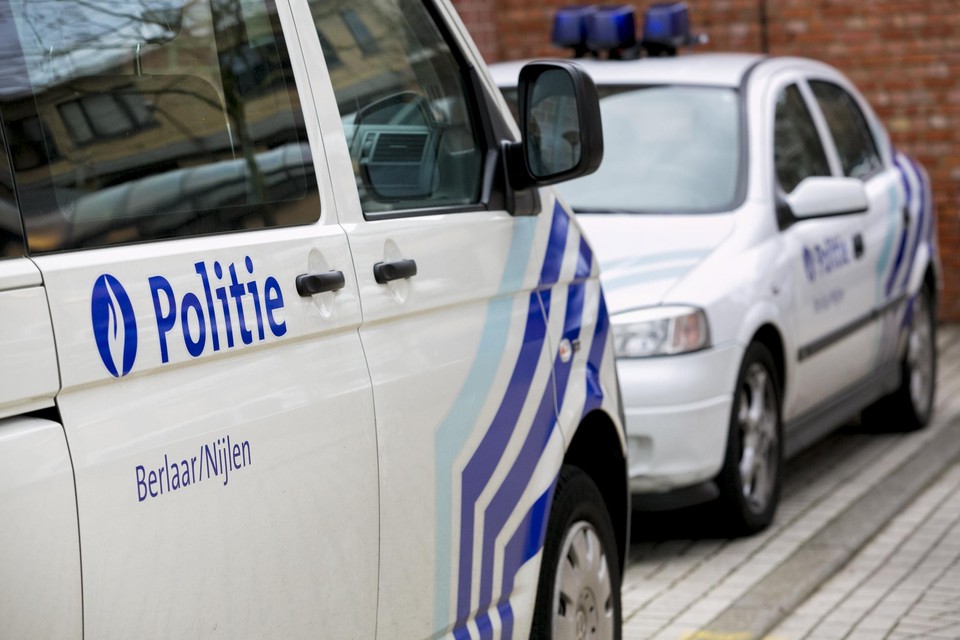 De politie en inspectiediensten vielen vrijdagavond binnen in vijftien handelszaken in Berlaar en Nijlen. 