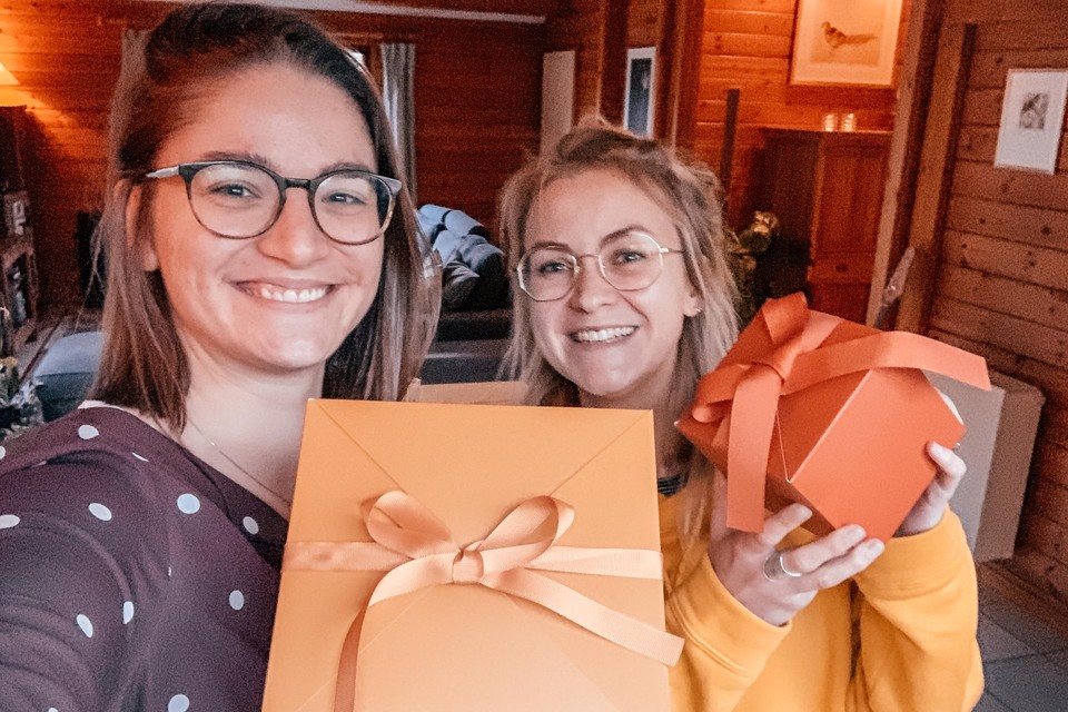 Michelle Geentjens (links) van Studio Snoes en Alexandra Vinck (rechts, Atelier Alexandra Vinck) gaan alle geschenkjes mooi verpakken.  