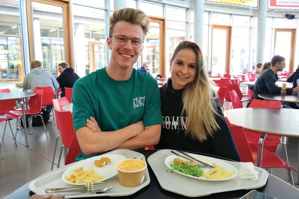 Jasper en Laura zijn fan van de vegetarische kipnuggets.
