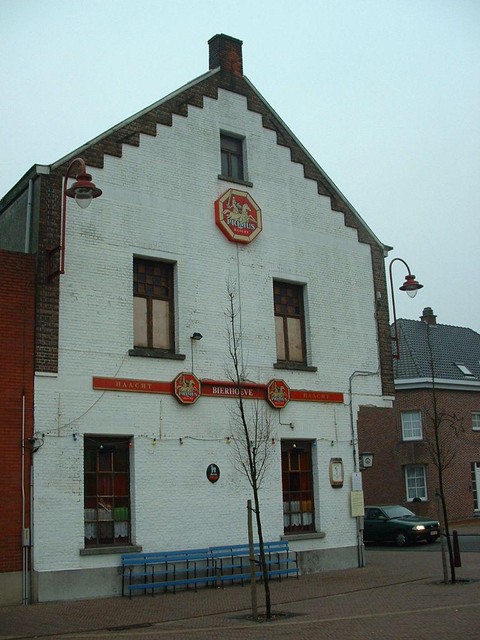 De bruine kroeg Bierhoeve waar steevast werd gefeest tot in de vroege uurtjes.