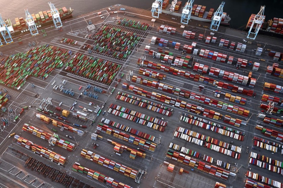Zo”n 40 procent van de containers voor de VS wordt verscheept via Long Beach en Los Angeles. De achterstand in de havens loopt gigantisch op. 
