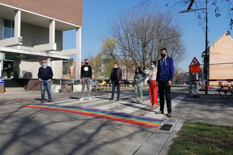 Het regenboogzebrapad aan de bibliotheek, netjes geschilderd naast het originele zebrapad.