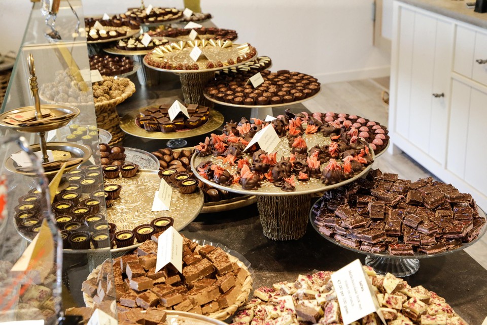 In de winkel is een vast assortiment verkrijgbaar, maar Chocolage experimenteert nog voortdurend met smaken, zoals bijvoorbeeld dennennaalden en zoete kastanje.