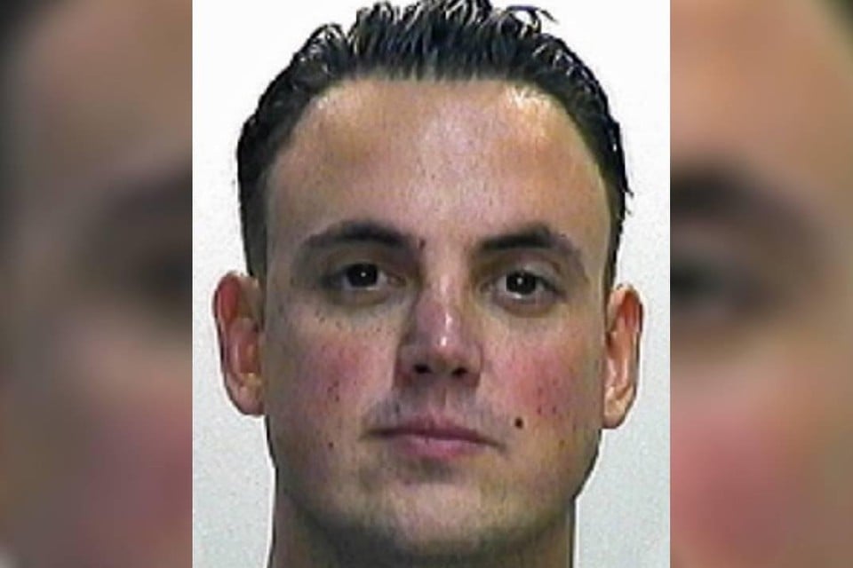 Flor Bressers wordt gezocht in verschillende grote drugsonderzoeken en is veroordeeld tot vier jaar gevangenisstraf.