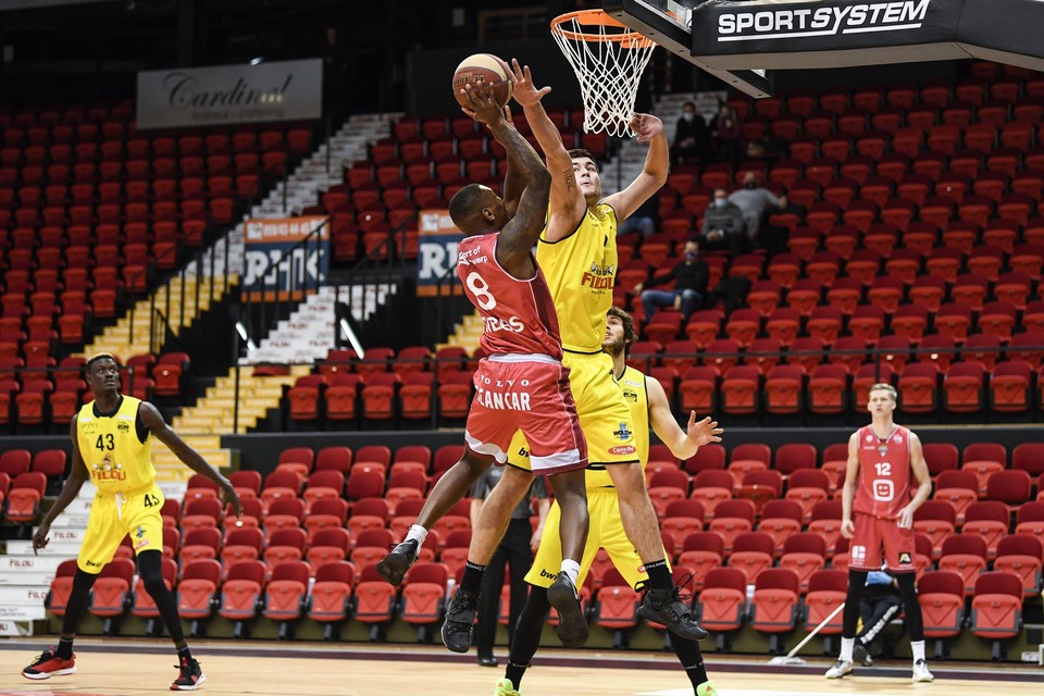 De nieuwe Amerikaanse guard Sterling Gibbs probeert de Oostendse overmacht te verschalken.