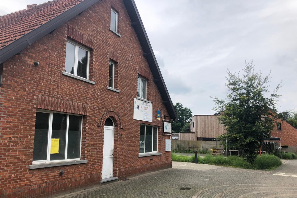 Een aannemer breekt dit leegstaand gebouw aan de gemeentelijke basisschool De Vlieger in de Mgr. Cardijnstraat in Kasterlee af.