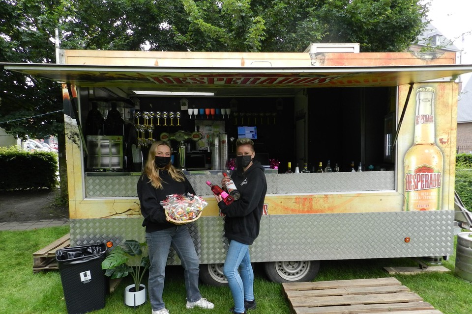 Debby Meirsman en Lincy Krekels bij de tapwagen in het parkje.