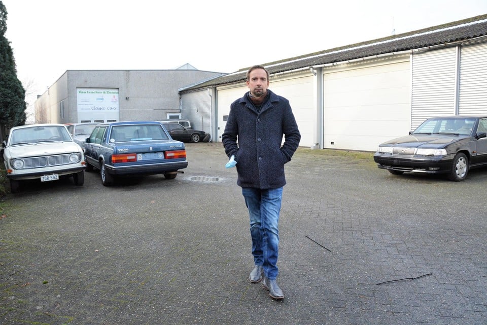 Gert Verhaert bij de garages en opslagplaatsen die worden omgetoverd tot de grote aula van het uitvaartcentrum.