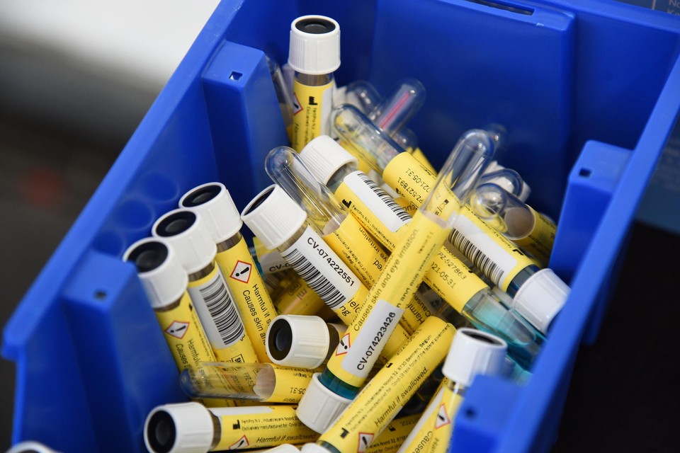 Zowel de leerlingen als het personeel zijn vorige week getest op het coronavirus. Van de in totaal 246 testen kwamen twee positieve testen uit de bus.