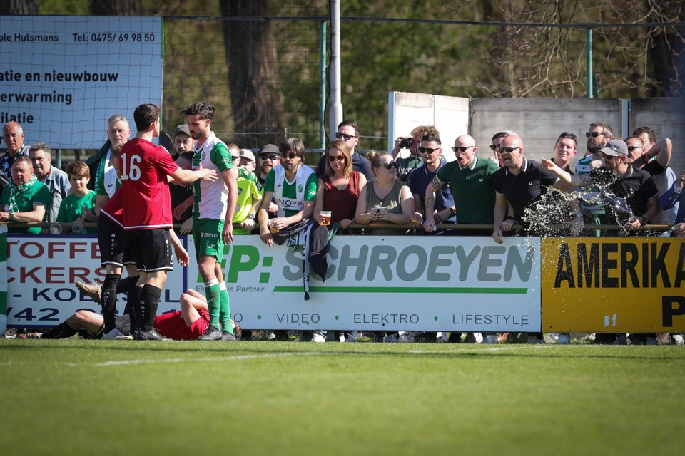 De wedstrijd werd even stilgelegd nadat supporters met bier gooiden.