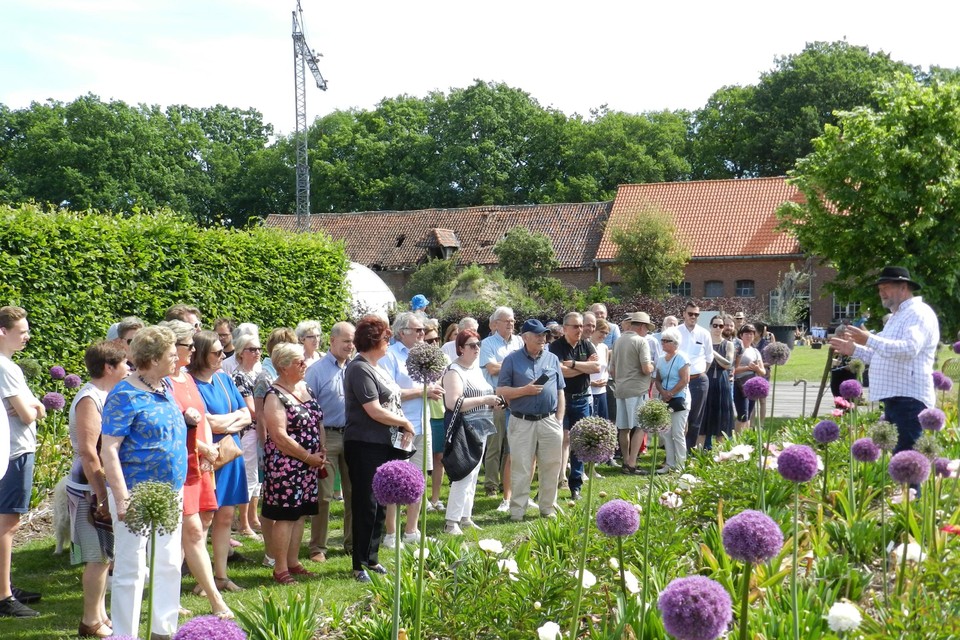 Bezoekers kunnen een gegidste wandeling maken door de plantentuin.