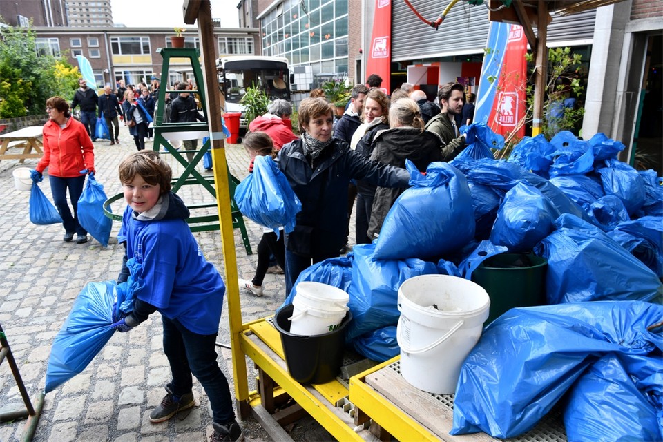 Geneigd zijn Verraad Berg kleding op Afval verzamelen langs de Schelde: “Het is hallucinant” (Antwerpen) | Gazet  van Antwerpen Mobile