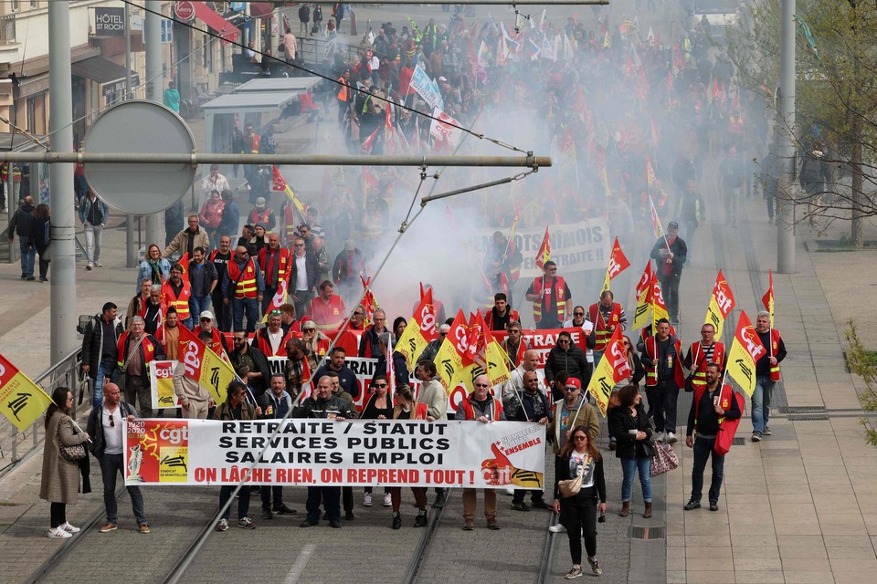 Fransen stoppen niet met protesteren tegen de pensioenhervormingen.