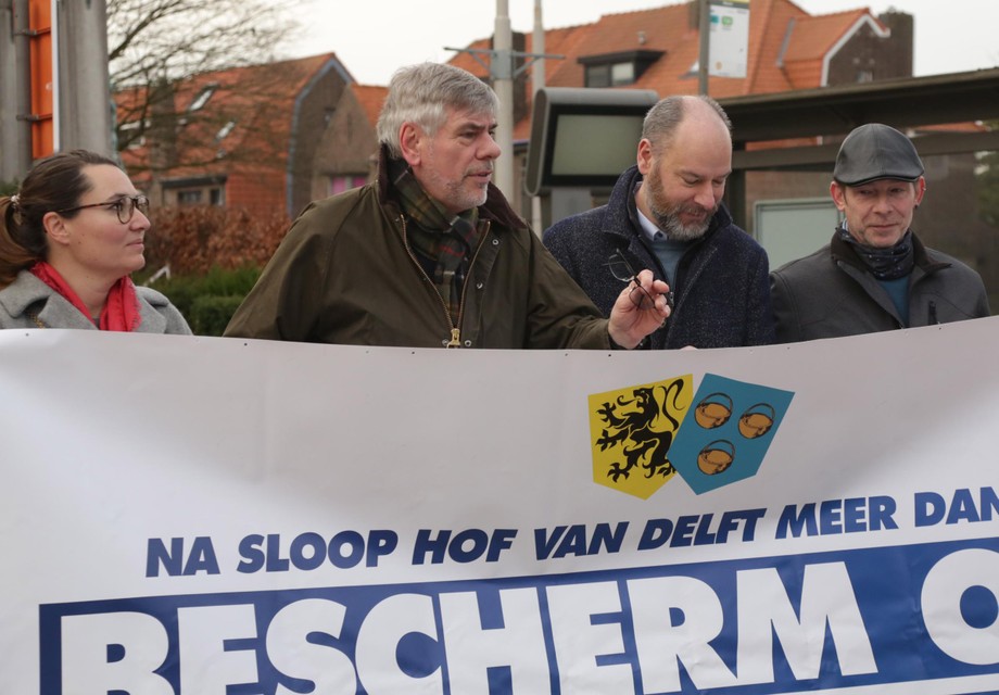 Filip Dewinter houdt in de Antwerpse gemeenteraad de druk op de ketel, wat Hof Mertens betreft.