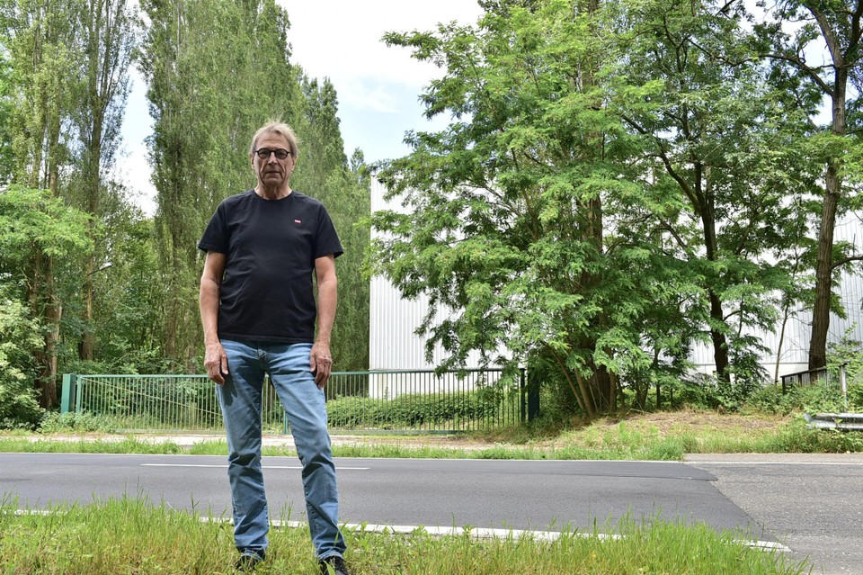 Willy Van den Broeck, dertig jaar later opnieuw aan de poort waar arbeiders het ondertussen opgedoekte houtbedrijf Rombouts zes dagen bezet hielden. 
