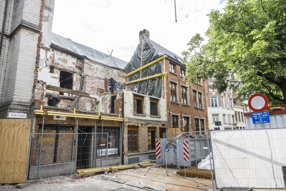 Twee verkrotte woningen tegen de zijgevel van de Sint-Pauluskerk worden gesloopt en vervangen door nieuwbouw. 