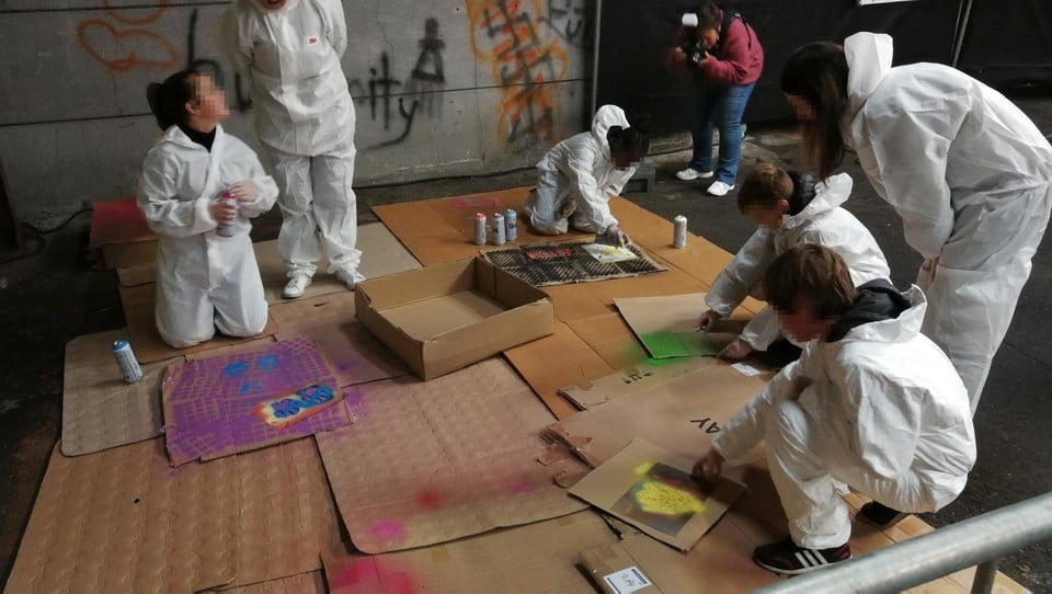 De jongeren van de jeugdafdeling van het OPZ en van de instelling voor bijzondere jeugdzorg De Waaiburg leren met spuitbussen en sjablonen straatkunst te maken.