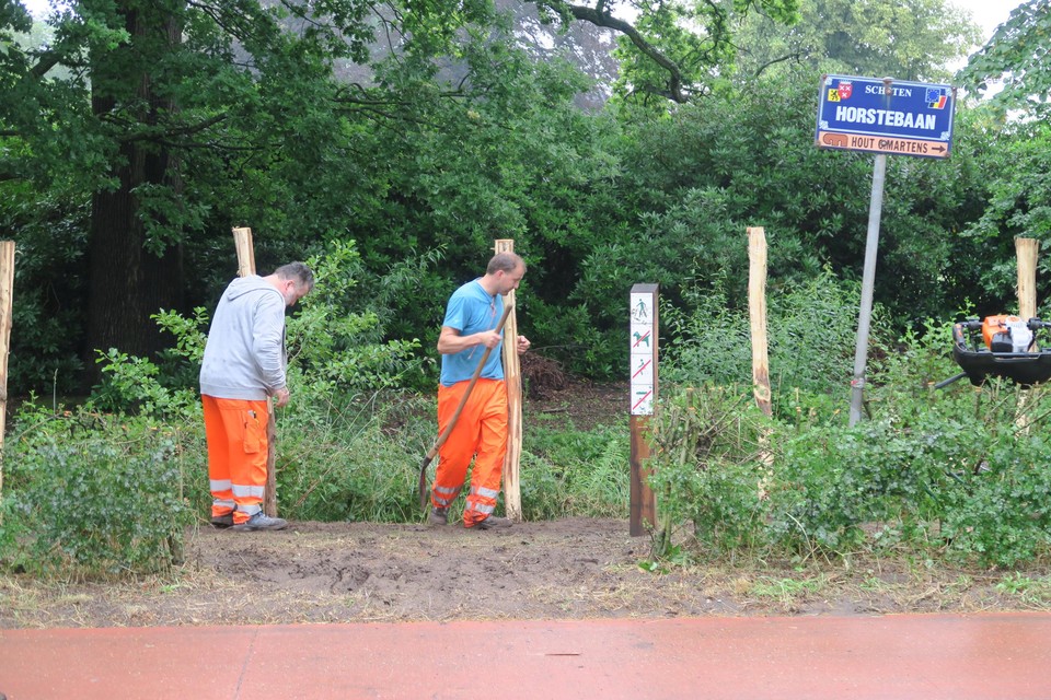 Groenarbeiders en schrijnwerkers onder leiding van Danny Boermans voerden de ingreep met veel zorg uit en hebben ook het mooie herdenkingsbord verplaatst.
