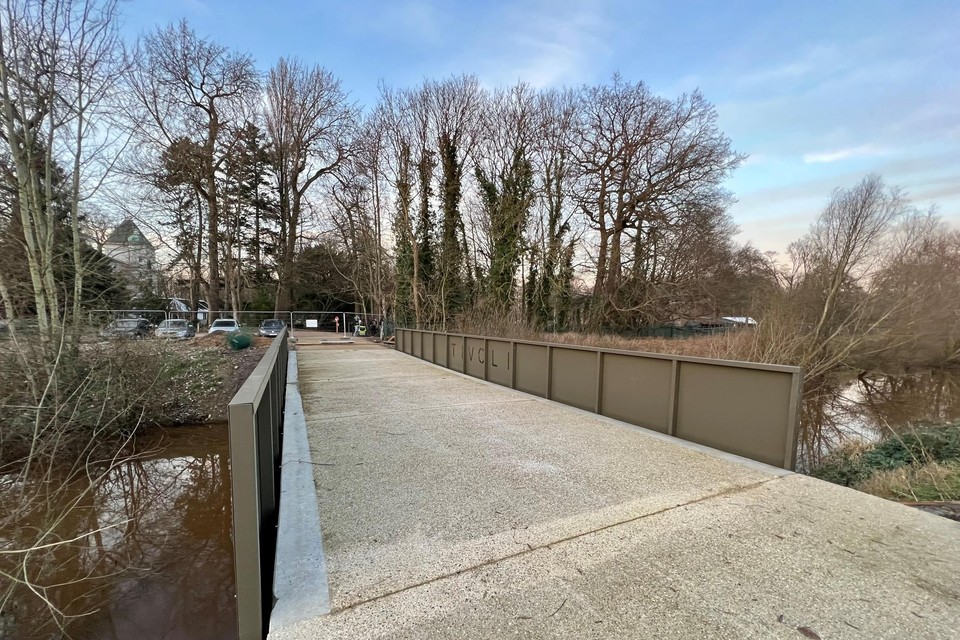 Deze brug over de Vrouwvliet is voor fietsers en voetgangers vanaf volgende week een nieuwe entree naar het Tivolipark. 