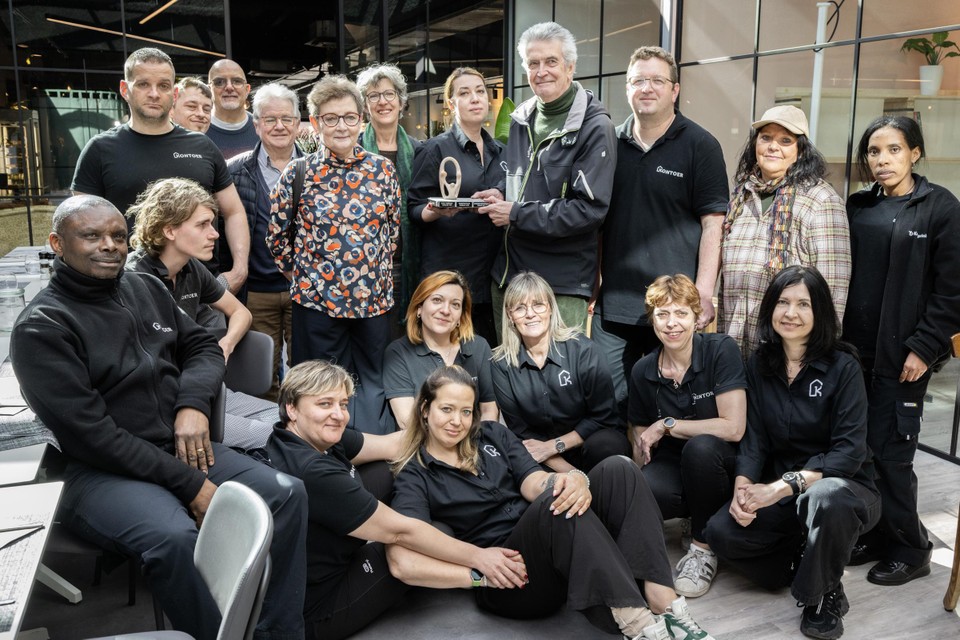 De medewerkers van Kontoer ontvangen de Turnhoutse Fair Trade Award.