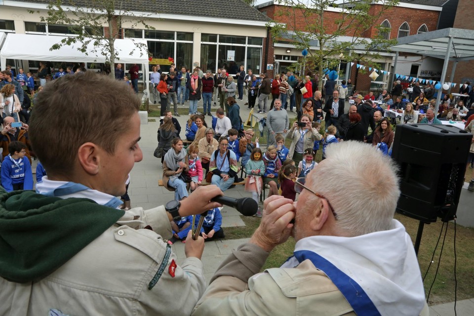 Een pakkend moment op de openluchtviering op de speelplaats van de Vrije Basisschool was het onverwacht bezoek van Charles Soffers (90).