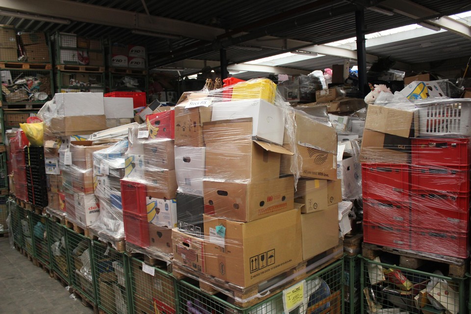 De magazijnen van de Kringwinkels puilen nog altijd uit. Daarom vraagt de organisatie om spullen zoveel mogelijk in dozen te sorteren. 