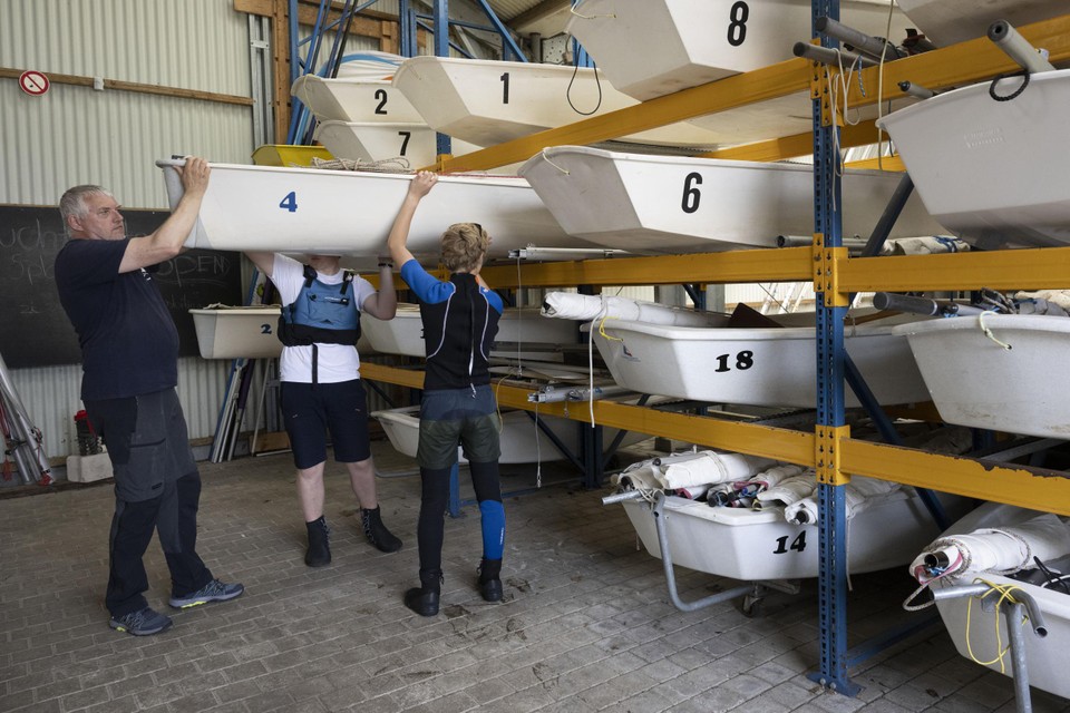 Jan Proost helpt een boot ‘van stal halen’. 