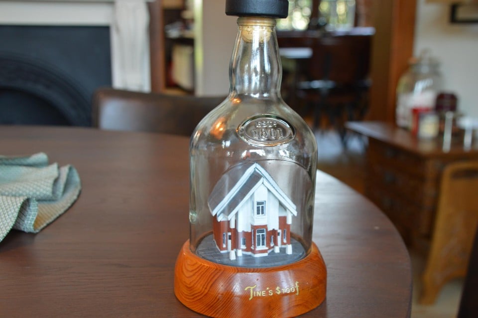 Hoe zot is dat? Een klant bouwde het restaurantje perfect na in een whiskyfles.